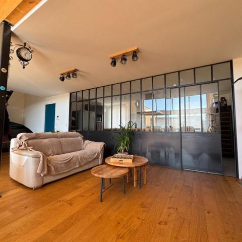 A Saint Loubès, Immeuble mixte de 388 m² - Appartement d'architecte spacieux - 6 pièces - 168 m2 - Local commercial de 220 m² - 385 m² de terrain -