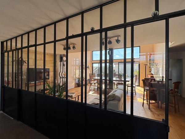 A Saint Loubès, Immeuble mixte de 388 m² - Appartement d'architecte spacieux - 6 pièces - 168 m2 - Local commercial de 220 m² - 385 m² de terrain -