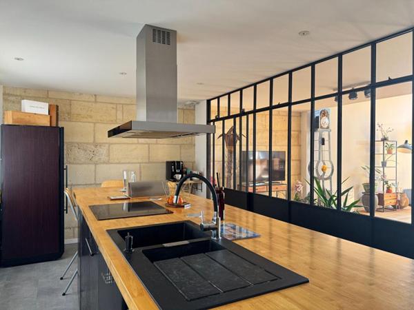 A Saint Loubès, Immeuble mixte de 388 m² - Appartement d'architecte spacieux - 6 pièces - 168 m2 - Local commercial de 220 m² - 385 m² de terrain -