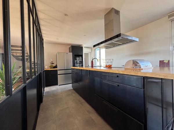 A Saint Loubès, Immeuble mixte de 388 m² - Appartement d'architecte spacieux - 6 pièces - 168 m2 - Local commercial de 220 m² - 385 m² de terrain -