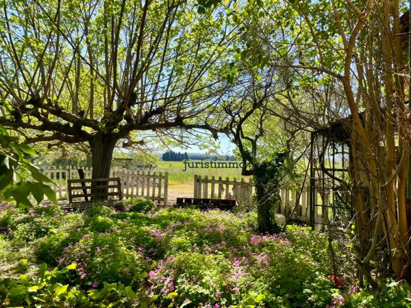 Camaret-sur-Aigues (84850) Charmant mas provençal de 150m2 habitables avec dépendances sur une magnifique parcelle de 6000m2.