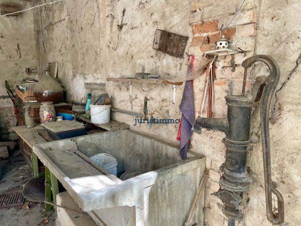 Camaret-sur-Aigues (84850) Charmant mas provençal de 150m2 habitables avec dépendances sur une magnifique parcelle de 6000m2.