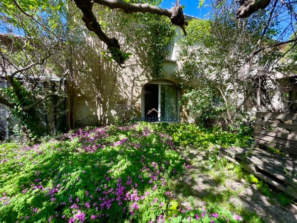 Camaret-sur-Aigues (84850) Charmant mas provençal de 150m2 habitables avec dépendances sur une magnifique parcelle de 6000m2.