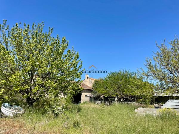 Camaret-sur-Aigues (84850) Charmant mas provençal de 150m2 habitables avec dépendances sur une magnifique parcelle de 6000m2.