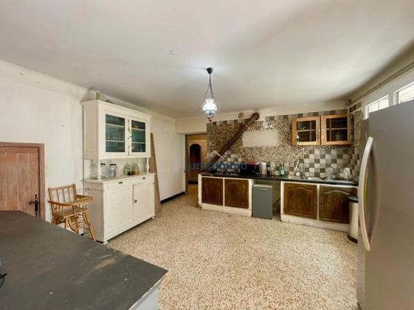 Camaret-sur-Aigues (84850) Charmant mas provençal de 150m2 habitables avec dépendances sur une magnifique parcelle de 6000m2.