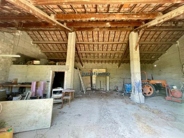 Camaret-sur-Aigues (84850) Charmant mas provençal de 150m2 habitables avec dépendances sur une magnifique parcelle de 6000m2.