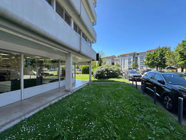 Local commercial à louer TASSIN LA DEMI LUNE (69) idéalement situé au PHARE à Tassin d'une surface de 45 m² environ.