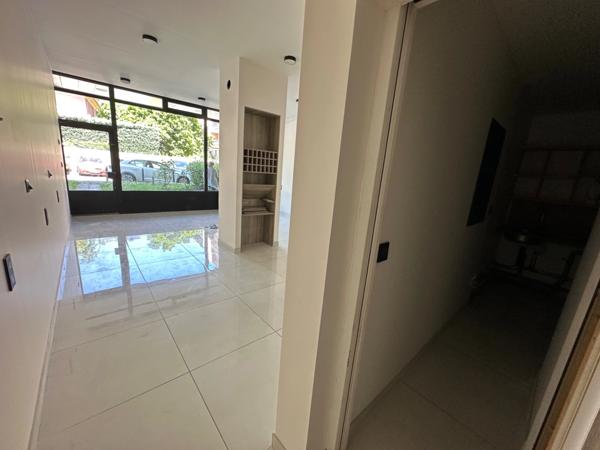 Local commercial à louer TASSIN LA DEMI LUNE (69) idéalement situé au PHARE à Tassin d'une surface de 45 m² environ.