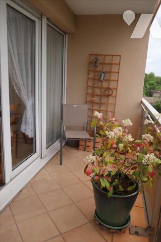 Appartement T3 - 3ème étage avec ascenseur - Balcon - Cave - stationnement . 85,65 m².