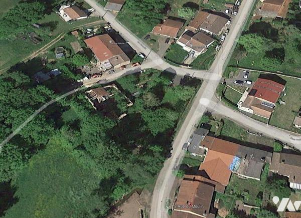 Terrain à bâtir supportant une ferme en ruine