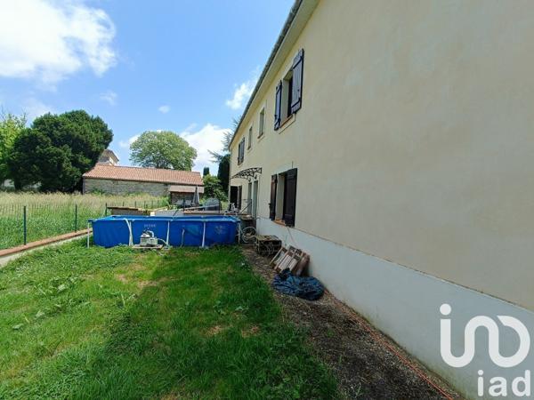 Maison traditionnelle 10 pièces de 236 m² à Saint-Hilaire-de-Lusignan (47450)