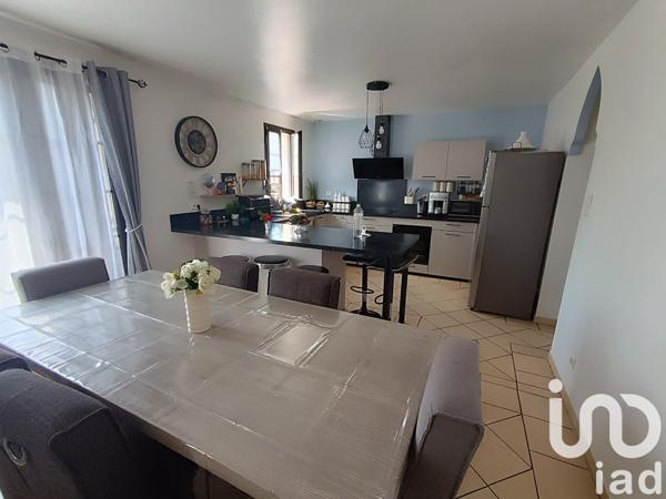 Maison traditionnelle 10 pièces de 236 m² à Saint-Hilaire-de-Lusignan (47450)