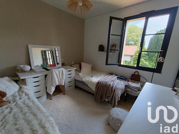 Maison traditionnelle 10 pièces de 236 m² à Saint-Hilaire-de-Lusignan (47450)