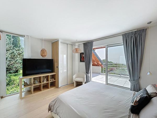 Villa exceptionnelle de 180 m² avec vue lac, piscine et prestations haut de gamme à Pugny-Chatenod