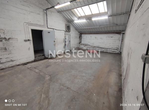 A vendre Hangar de 296m2 situe a Boulogne-sur-mer avec appartement ou bureau jardin a l arriere
