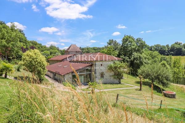 Domaine rural comprenant trois maisons, un lac pittoresque et 18 hectares de terres vallonnées.