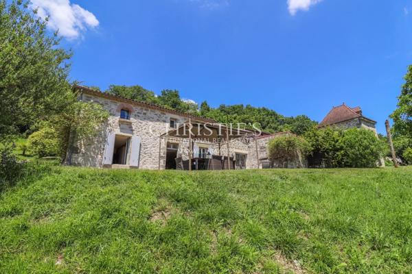 Domaine rural comprenant trois maisons, un lac pittoresque et 18 hectares de terres vallonnées.