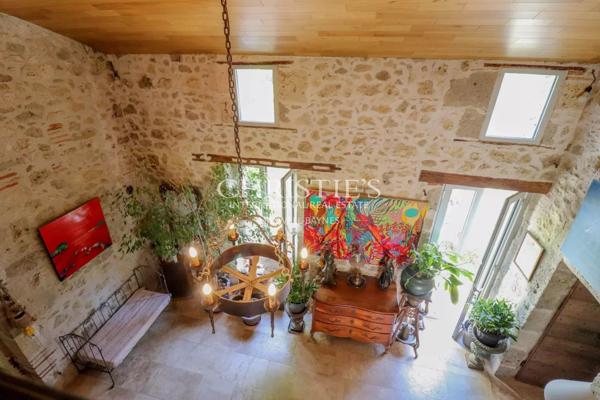 Domaine rural comprenant trois maisons, un lac pittoresque et 18 hectares de terres vallonnées.