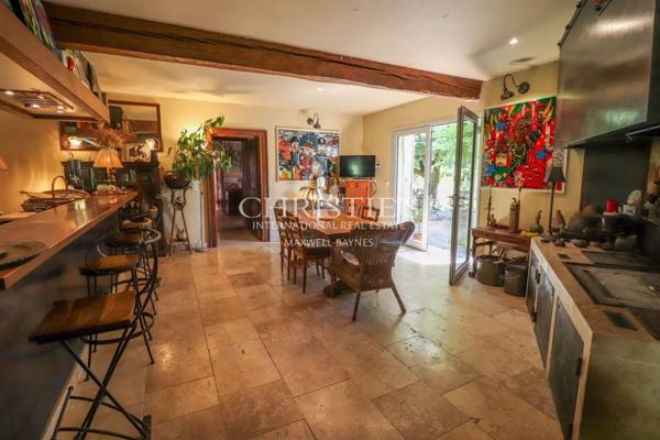 Domaine rural comprenant trois maisons, un lac pittoresque et 18 hectares de terres vallonnées.