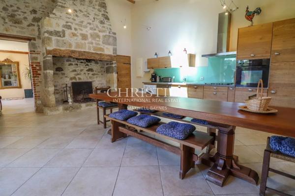 Domaine rural comprenant trois maisons, un lac pittoresque et 18 hectares de terres vallonnées.