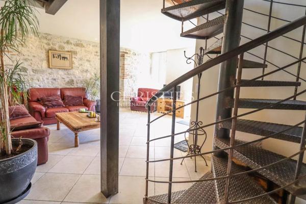 Domaine rural comprenant trois maisons, un lac pittoresque et 18 hectares de terres vallonnées.