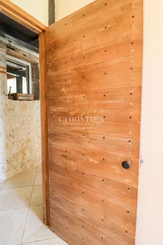 Domaine rural comprenant trois maisons, un lac pittoresque et 18 hectares de terres vallonnées.