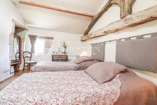 Domaine rural comprenant trois maisons, un lac pittoresque et 18 hectares de terres vallonnées.