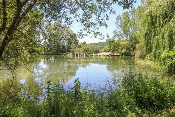 Domaine rural comprenant trois maisons, un lac pittoresque et 18 hectares de terres vallonnées.