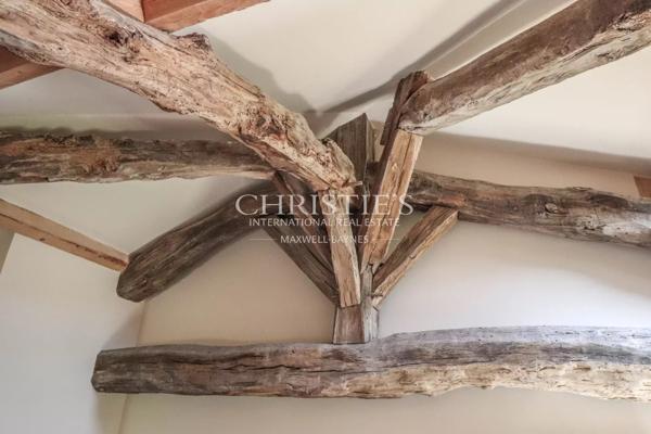 Domaine rural comprenant trois maisons, un lac pittoresque et 18 hectares de terres vallonnées.