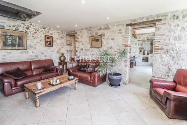 Domaine rural comprenant trois maisons, un lac pittoresque et 18 hectares de terres vallonnées.