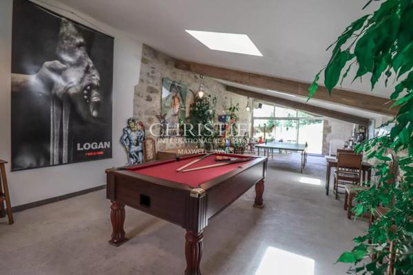 Domaine rural comprenant trois maisons, un lac pittoresque et 18 hectares de terres vallonnées.