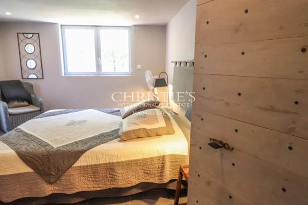 Domaine rural comprenant trois maisons, un lac pittoresque et 18 hectares de terres vallonnées.