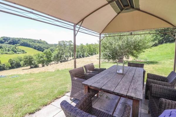 Domaine rural comprenant trois maisons, un lac pittoresque et 18 hectares de terres vallonnées.