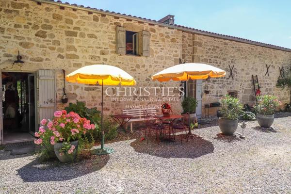 Domaine rural comprenant trois maisons, un lac pittoresque et 18 hectares de terres vallonnées.