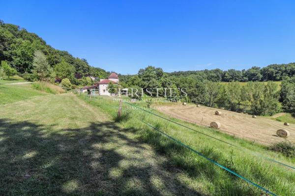 Domaine rural comprenant trois maisons, un lac pittoresque et 18 hectares de terres vallonnées.