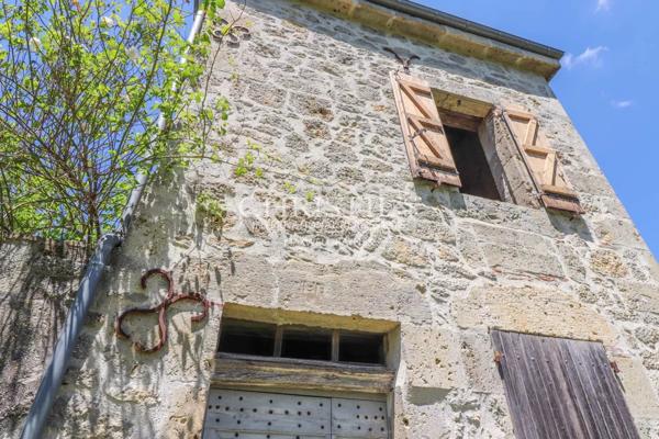 Domaine rural comprenant trois maisons, un lac pittoresque et 18 hectares de terres vallonnées.