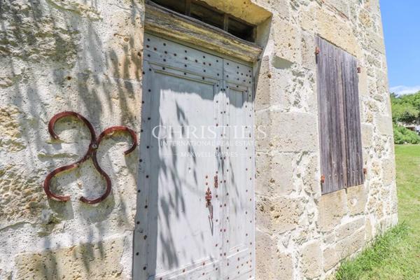 Domaine rural comprenant trois maisons, un lac pittoresque et 18 hectares de terres vallonnées.