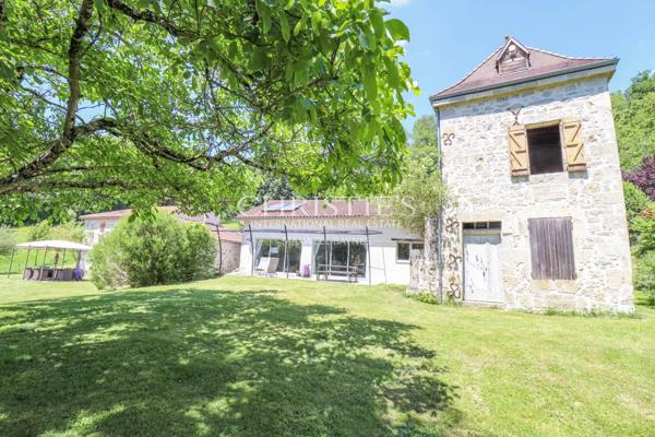 Domaine rural comprenant trois maisons, un lac pittoresque et 18 hectares de terres vallonnées.