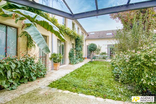 Versailles Saint-Louis Maison 9 pièces 230 m² au sol avec ascenseur, 2 places de parking et jardin €1 980 000 ** - Référence 25342