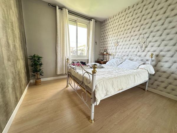 A VISITER SUR BOLLENE (84) MAGNIFIQUE MAISON DE PLAIN PIED DE 80  M² ENV. SUR TERRAIN CLOS ET ARBORE DE 348 M²