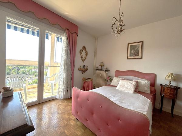 AGEN - Appartement lumineux avec vue de 59 m² avec 3 pièces principales, 2 balcons et ascenseur.