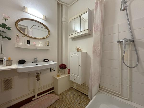 AGEN - Appartement lumineux avec vue de 59 m² avec 3 pièces principales, 2 balcons et ascenseur.