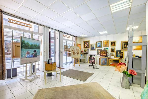Vente                                                      Local commercial
                        
                     3 pièces                      85 m2                     à Lyon 6