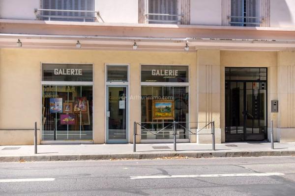 Vente                                                      Local commercial
                        
                     3 pièces                      85 m2                     à Lyon 6