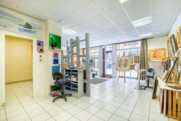Vente                                                      Local commercial
                        
                     3 pièces                      85 m2                     à Lyon 6