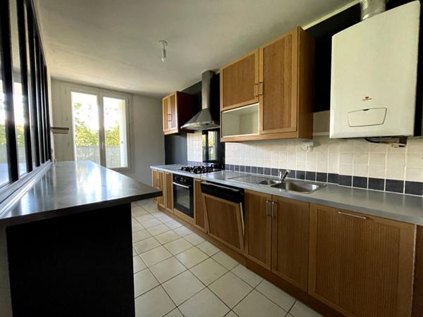 Rond point de paris - Bel appartement alliant confort et calme. Salon-séjour, trois chambres, cave et parking en sous sol.