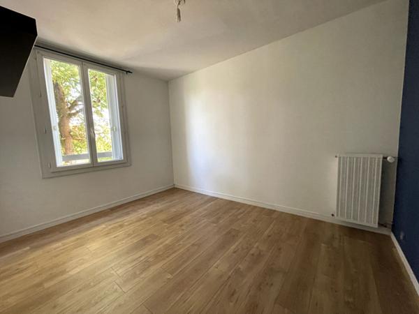 Rond point de paris - Bel appartement alliant confort et calme. Salon-séjour, trois chambres, cave et parking en sous sol.