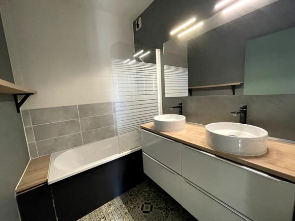 Rond point de paris - Bel appartement alliant confort et calme. Salon-séjour, trois chambres, cave et parking en sous sol.