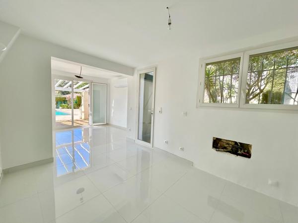 SAINT AYGULF - QUARTIER PRISE - VUE IMPRENABLE - GARAGES - PISCINE