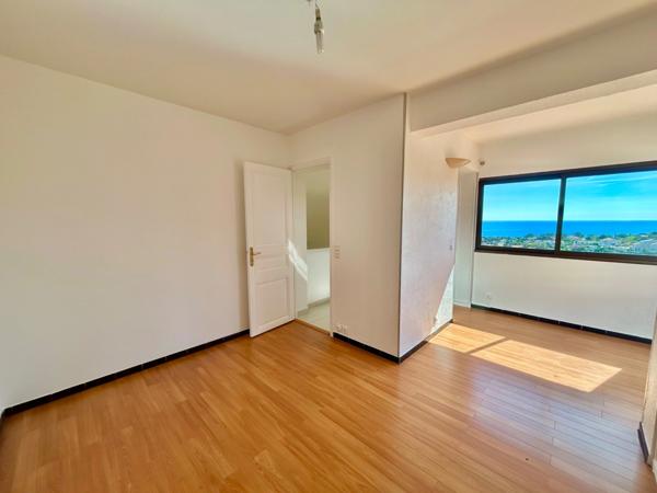 SAINT AYGULF - QUARTIER PRISE - VUE IMPRENABLE - GARAGES - PISCINE